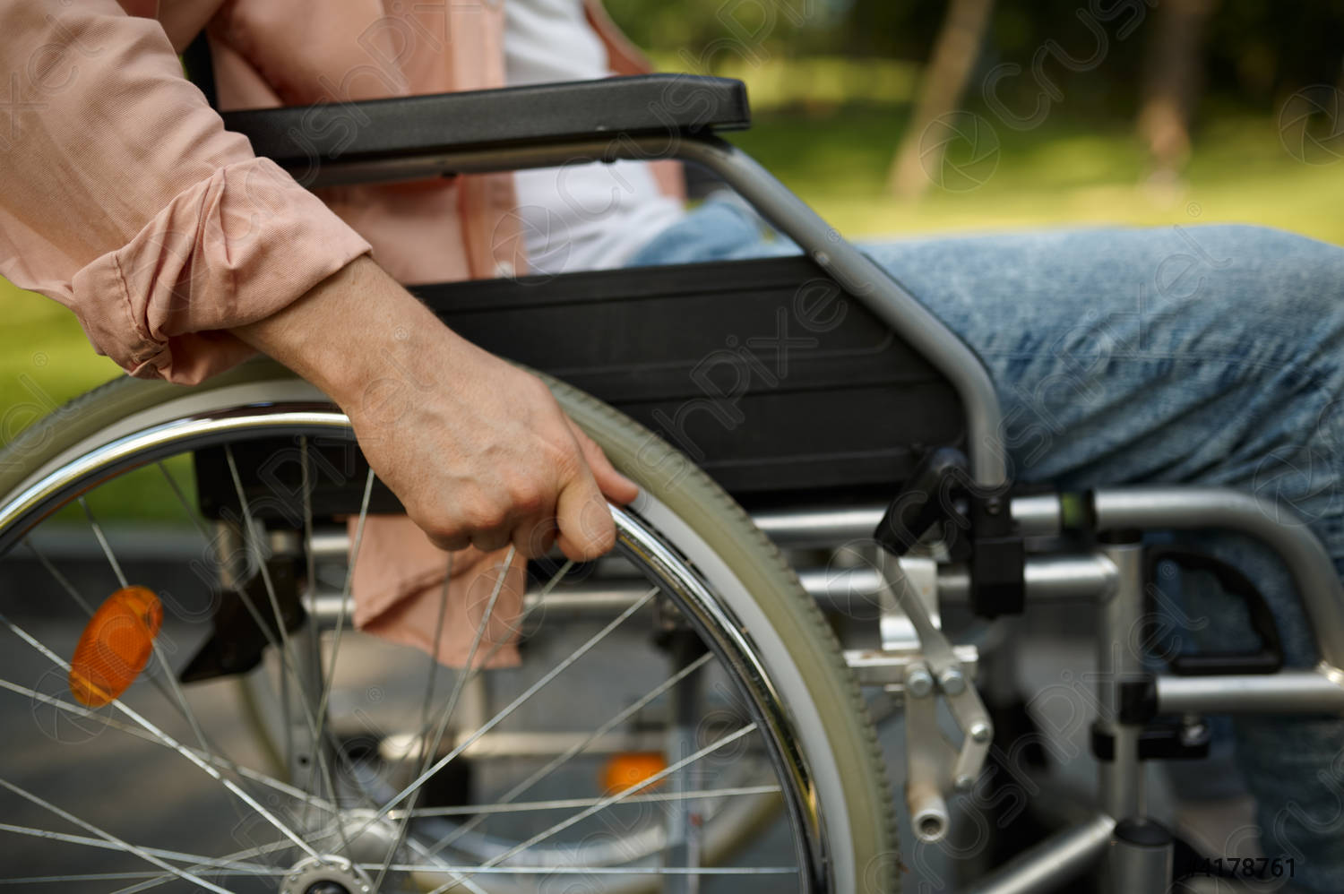 ببرميل متفجر..أقعد على كرسي متحرك..وحرم من الوقوف جنب عروسه - مركز الصحافة  الاجتماعية